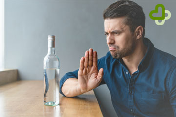 Мужчина решительно отказывается от алкоголя